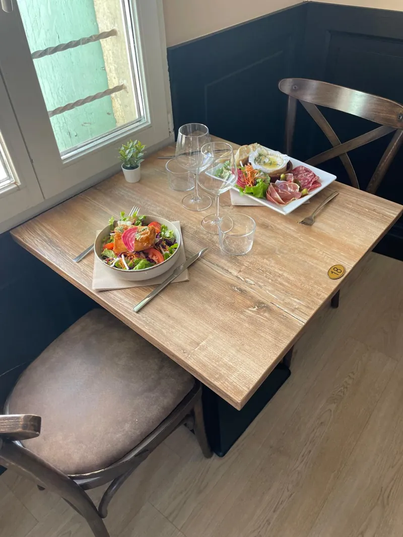 Une table près de la fenêtre