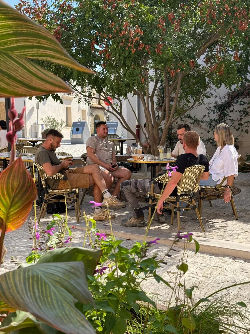 La terrasse ombragée, place du Cartel
